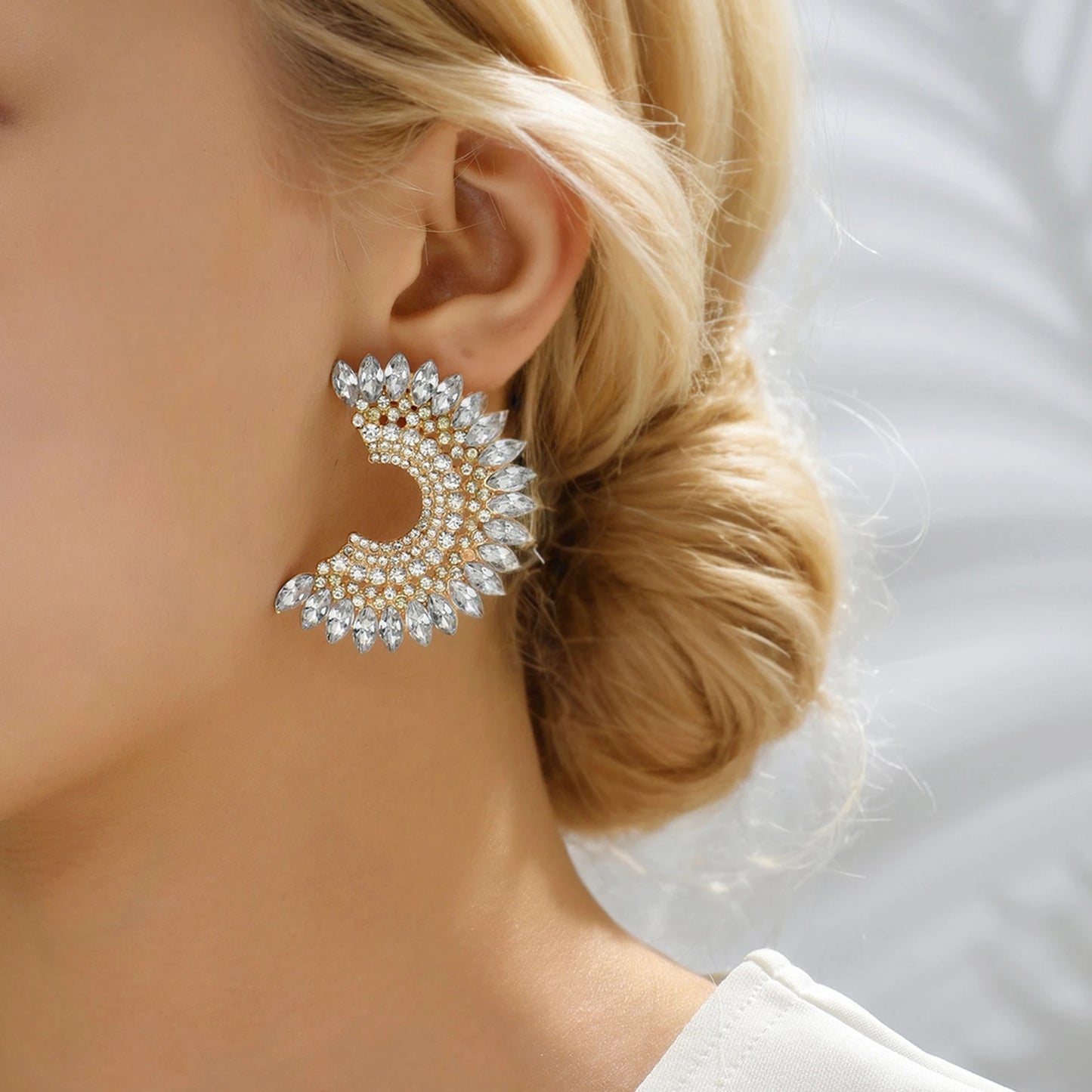Exaggerated Sparkling Rhinestone C Shape Stud Earrings for Wonmen Fashion Elegant Luxury Jewelry  Party Prom Bridal Accessories