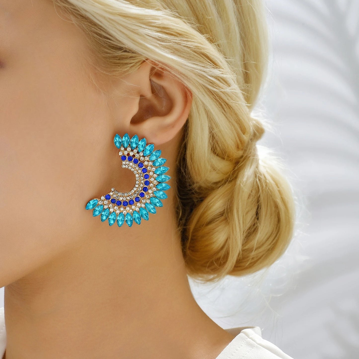 Exaggerated Sparkling Rhinestone C Shape Stud Earrings for Wonmen Fashion Elegant Luxury Jewelry  Party Prom Bridal Accessories